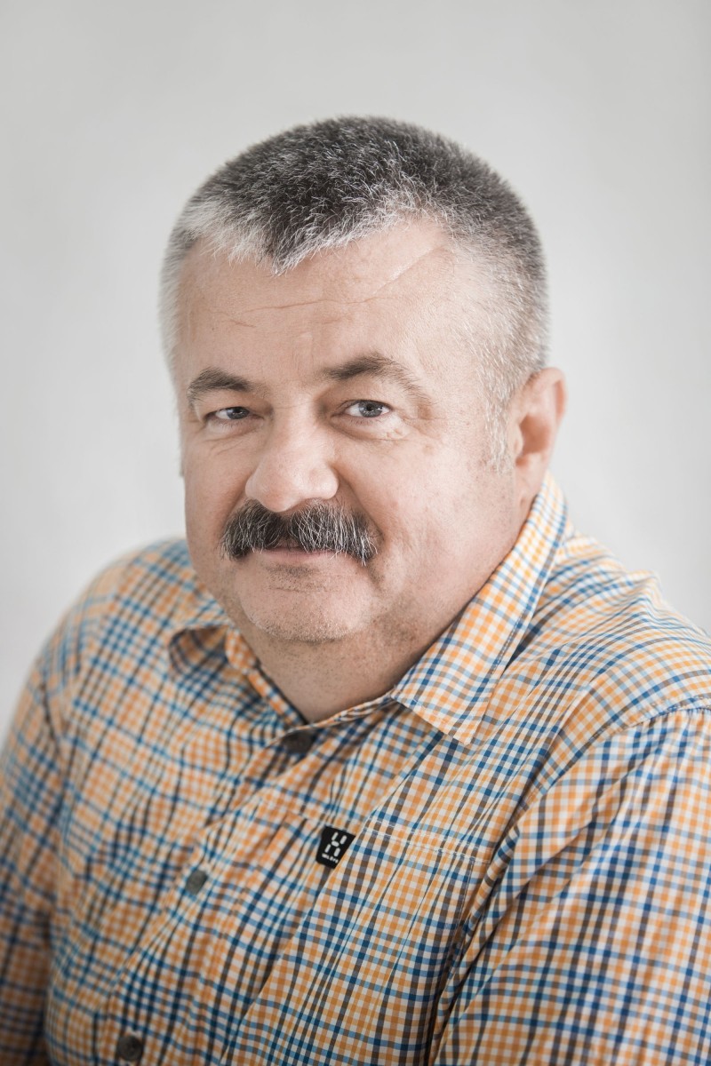 Jacek Koszczan - mężczyzna w średnim wieku, z bujnym wąsem - Laureat Nagrody POLIN 2016.
