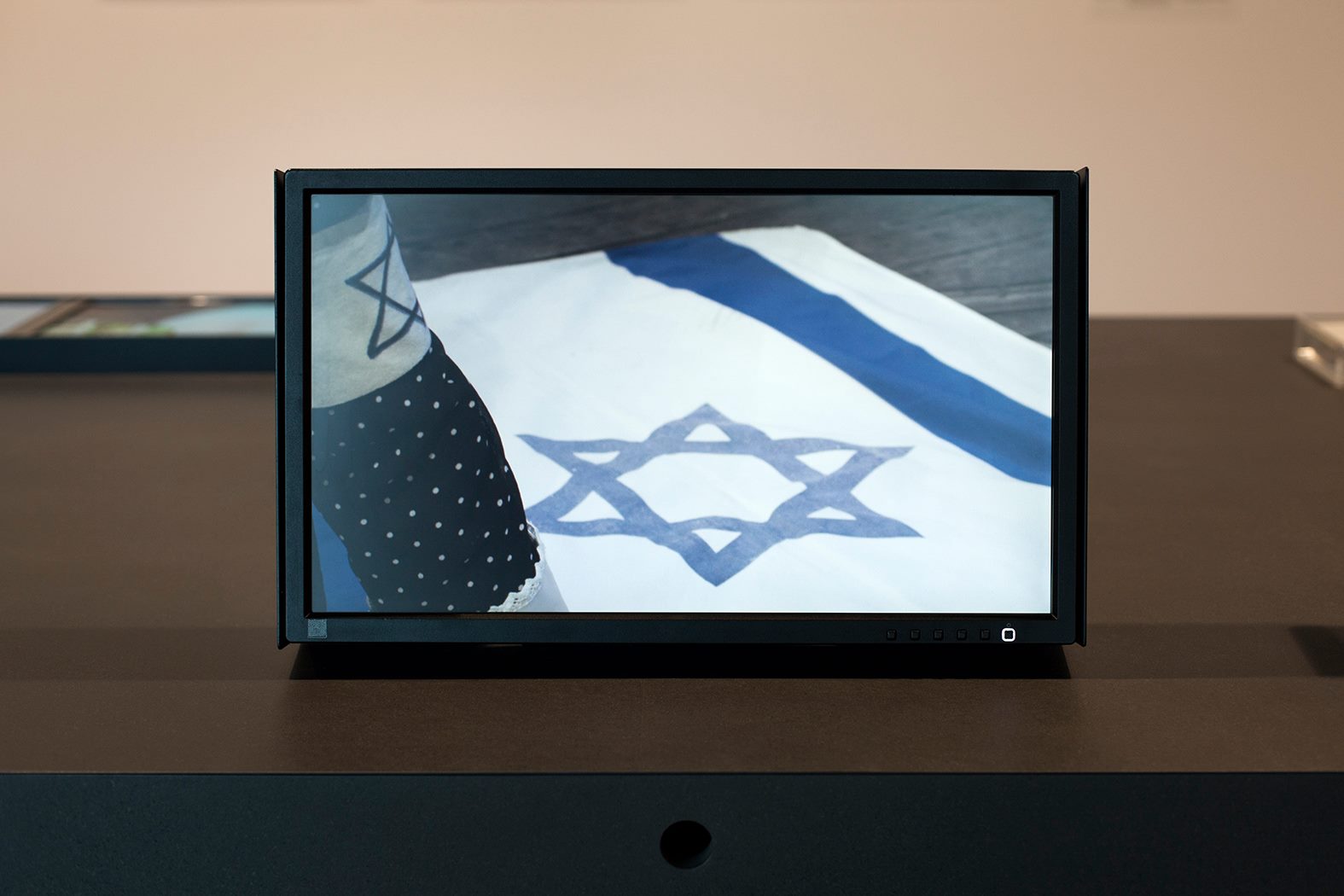 flaga izraelska na ekranie małego telewizora