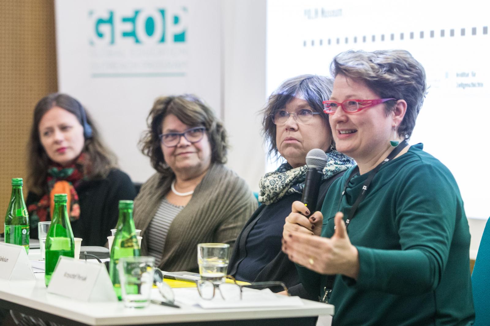 Konferencja "Żydzi w walce z nazistowskimi Niemcami podczas II wojny światowej". Na zdjęciu: przy stole plenarnym w sali wykładowej siedzą (od lewej): Andrea Löw, Anna Bikont, Barbara Engelking, Natalia Aleksiun