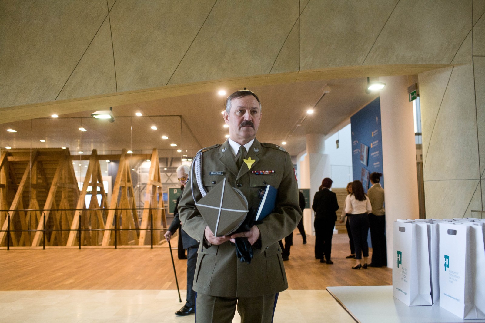 Żołnierz w mundurze w holu głównym Muzeum POLIN