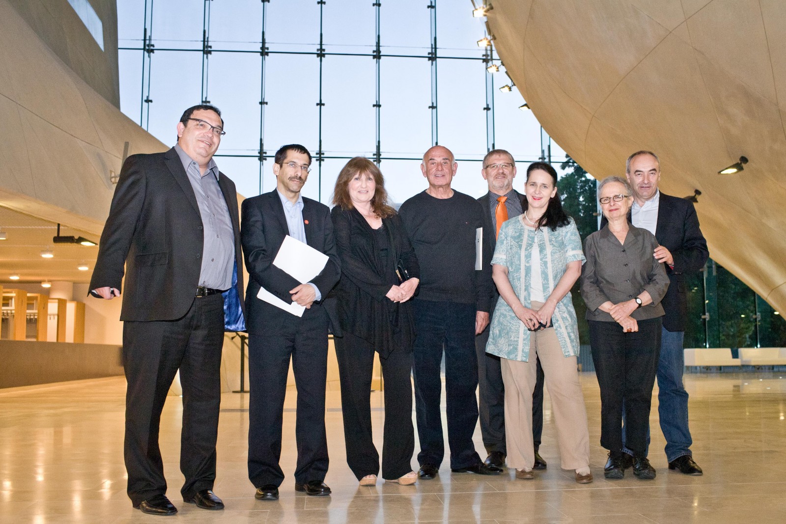 Delegacja z Izraela pozuje do zdjęcia w holu głównym Muzeum POLIN.