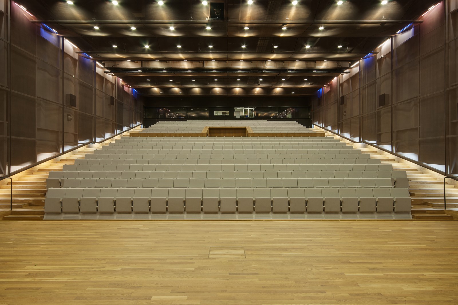 Widok na audytorium - salę koncertową w Muzeum POLIN - widok ze sceny na krzesła dla widowni
