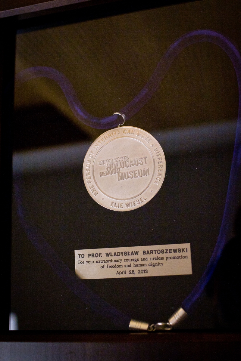 Medal nadany Władysławowi Bartoszewskiego przez United States Holocaust Memorial Museum