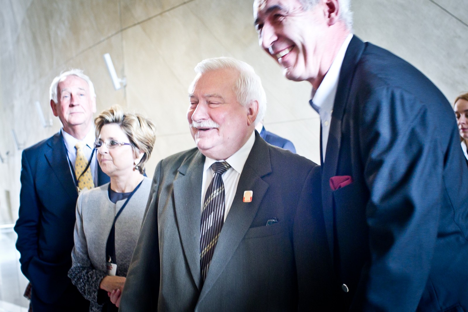 Uśmiechnięty Lech Wałęsa podczas wizyty w Muzeum POLIN w 2013 r.