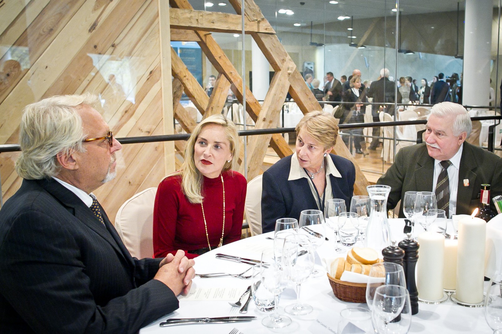 Przy stoliku siedzą cztery osoby, w tym Lech Wałęsa i Katarzyna Bonda, podczas spotkania w Muzeum POLIN w 2013 r.