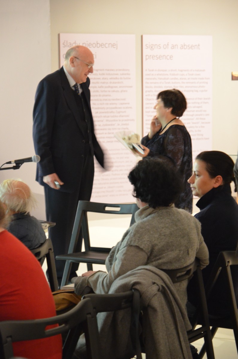 Kobieta i mężczyzna rozmawiają na spotkaniu z Krzysztofem Prochaską w 2013 r.