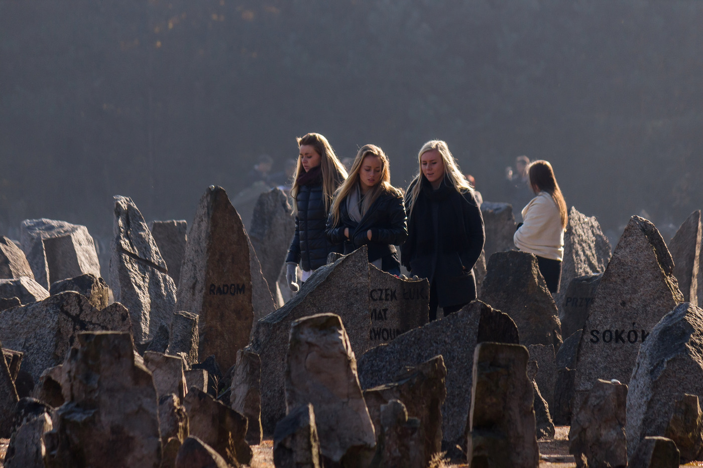 Grupa kobiet na cmentarzu.