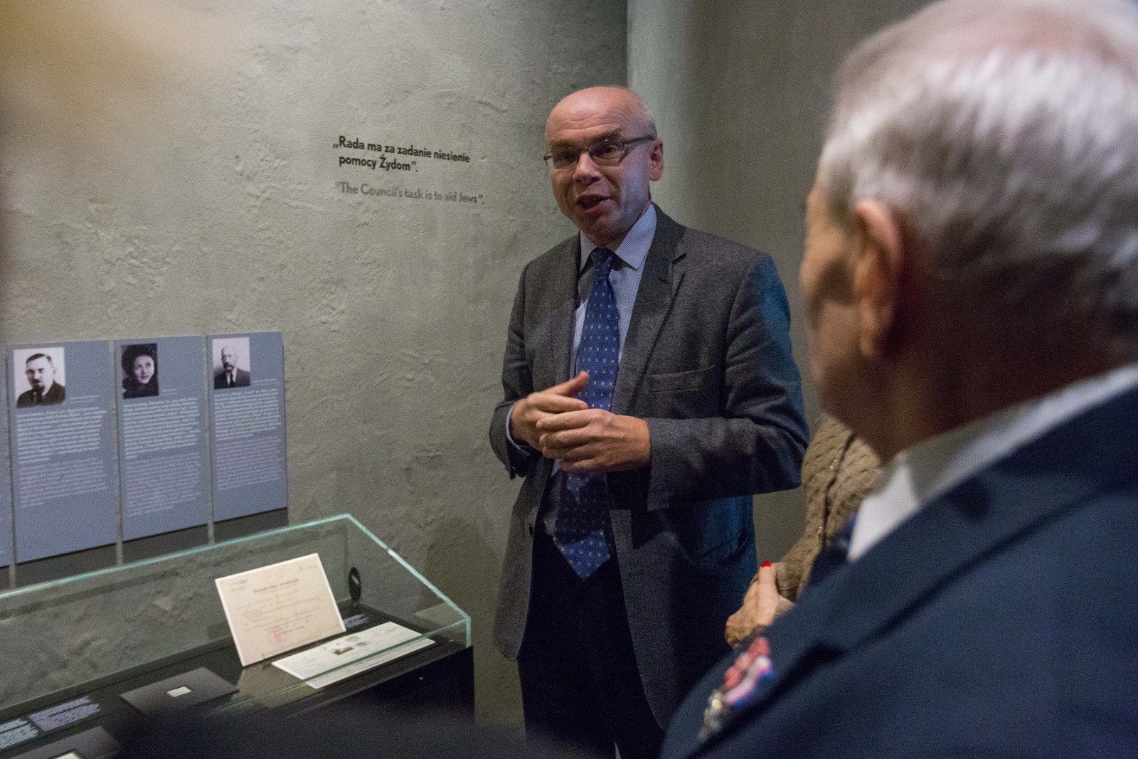 Prof. Dariusz Stola prezentuje fragment wystawy stałej Muzeum Polin