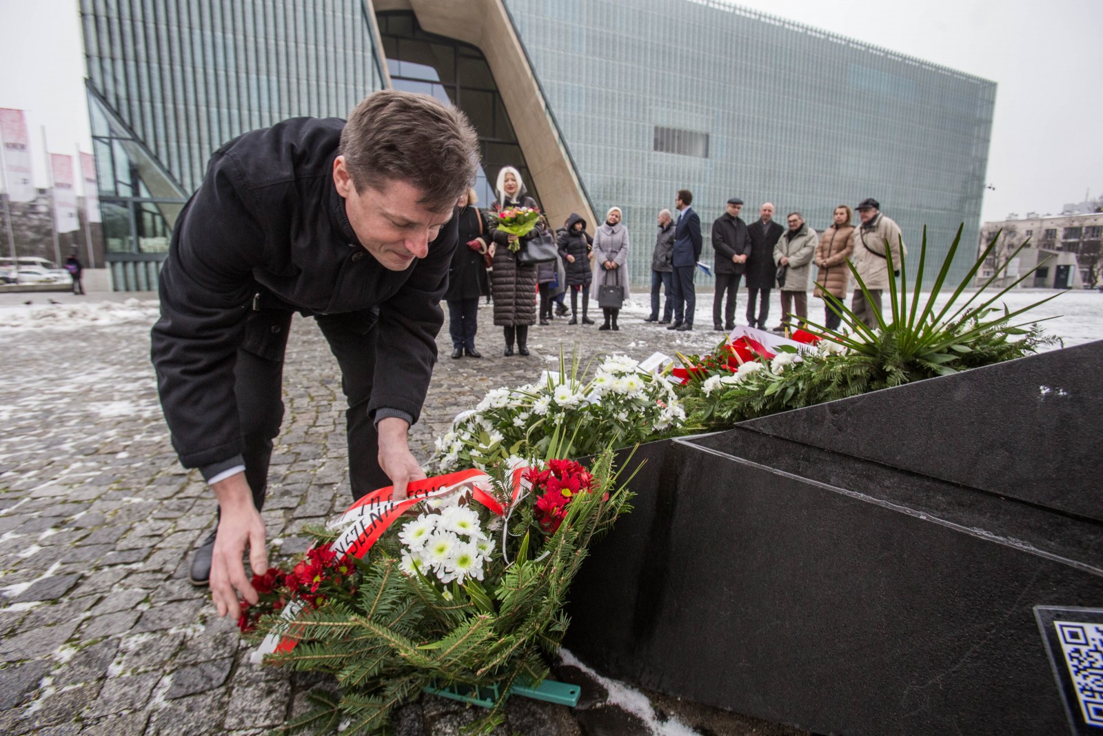 75. rocznica powstania "Żegoty" - mężczyzna składa kwiaty pod Pomnikiem Bohaterów Getta.