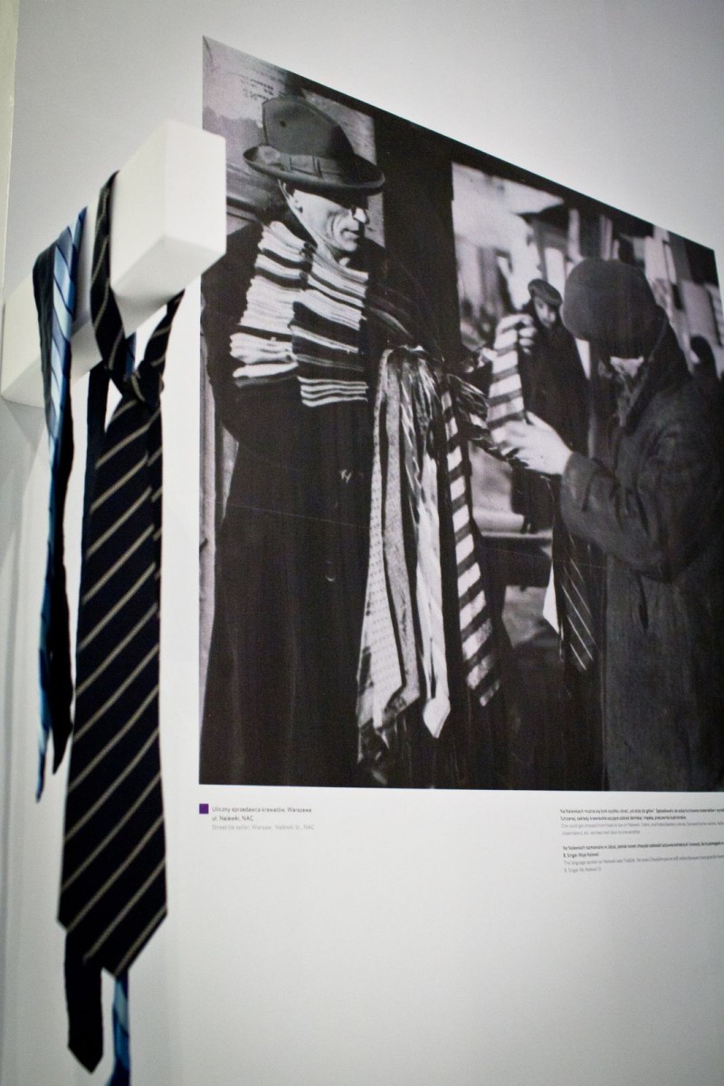 Zdjęcie i krawaty na wystawie czasowej w Muzeum POLIN