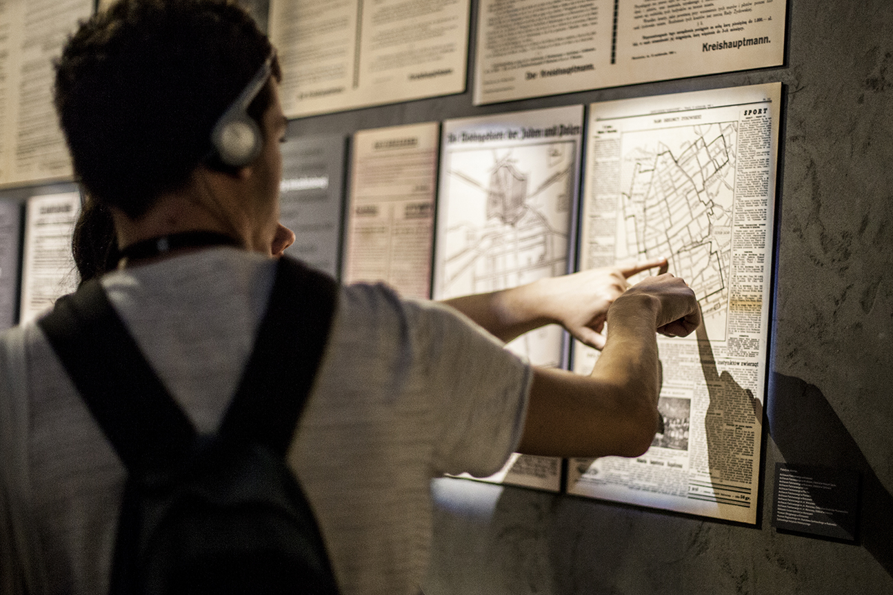Zwiedzający dotyka mapy w Muzeum POLIN.