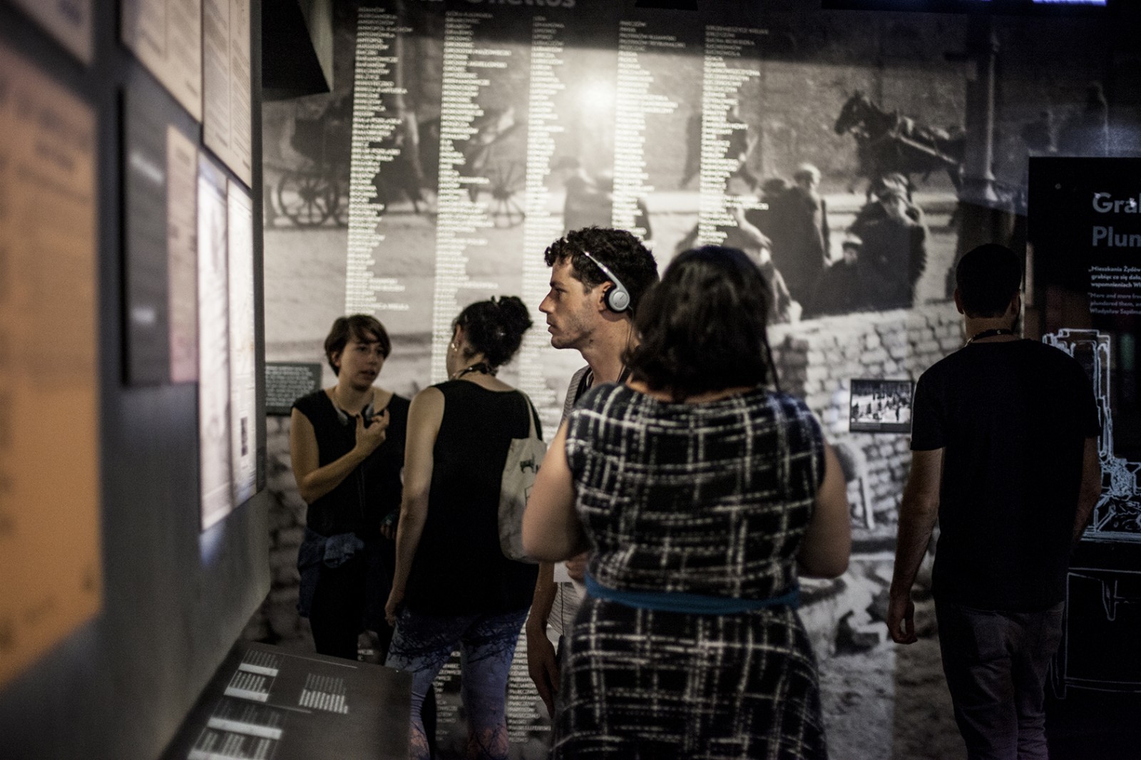 Grupa zwiedzających na wystawie stałej w Muzeum POLIN.