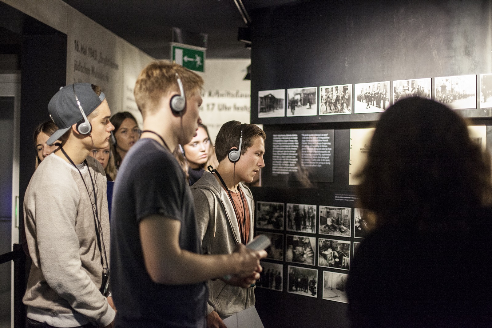 Grupa młodzieży zwiedza wystawę stałą w Muzeum POLIN.