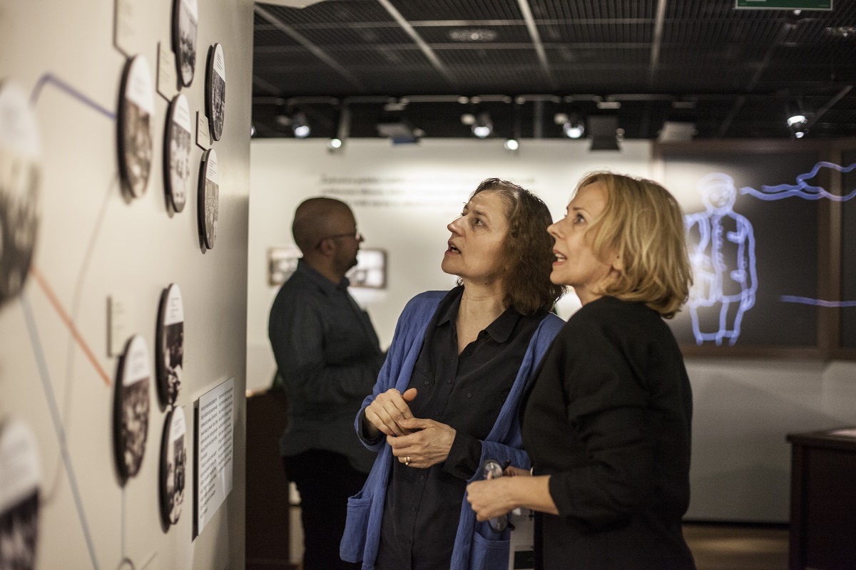 Dwie kobiety oglądają zdjęcia na wystawie stałej w Muzeum POLIN.