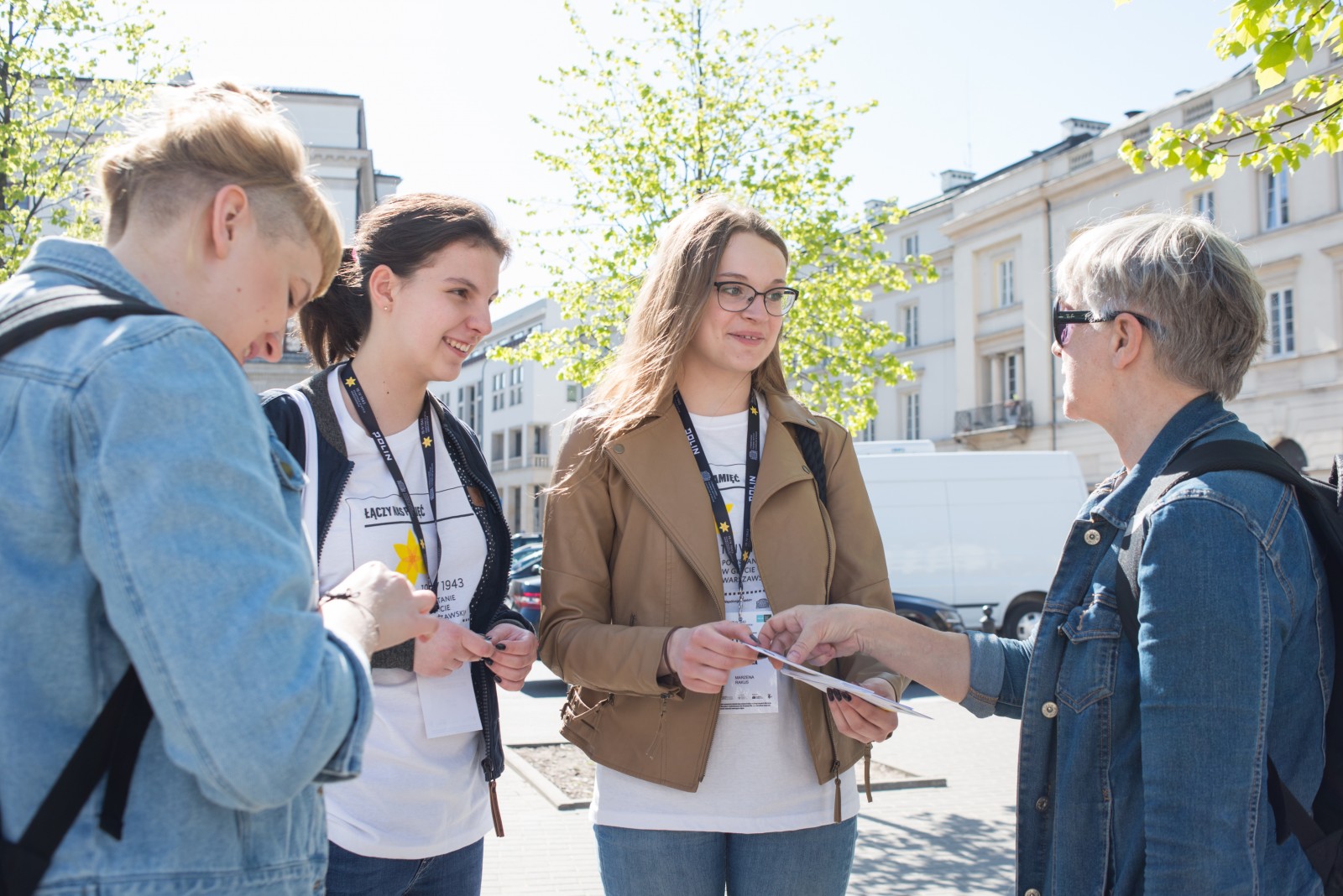 Wolontariusze akcji społeczno-edukacyjnej Żonkile 2018 rozdają papierowe żonkile przechodniom.