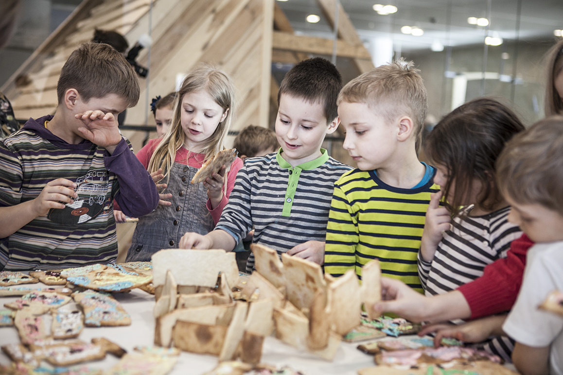 Dzieci budują zamek z ciastek w Miejscu edukacji rodzinnej "U króla Maciusia".