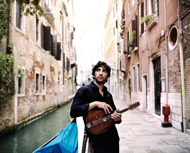 Mężczyzna z ukulele, najprawdopodobniej jest w Wenecji.