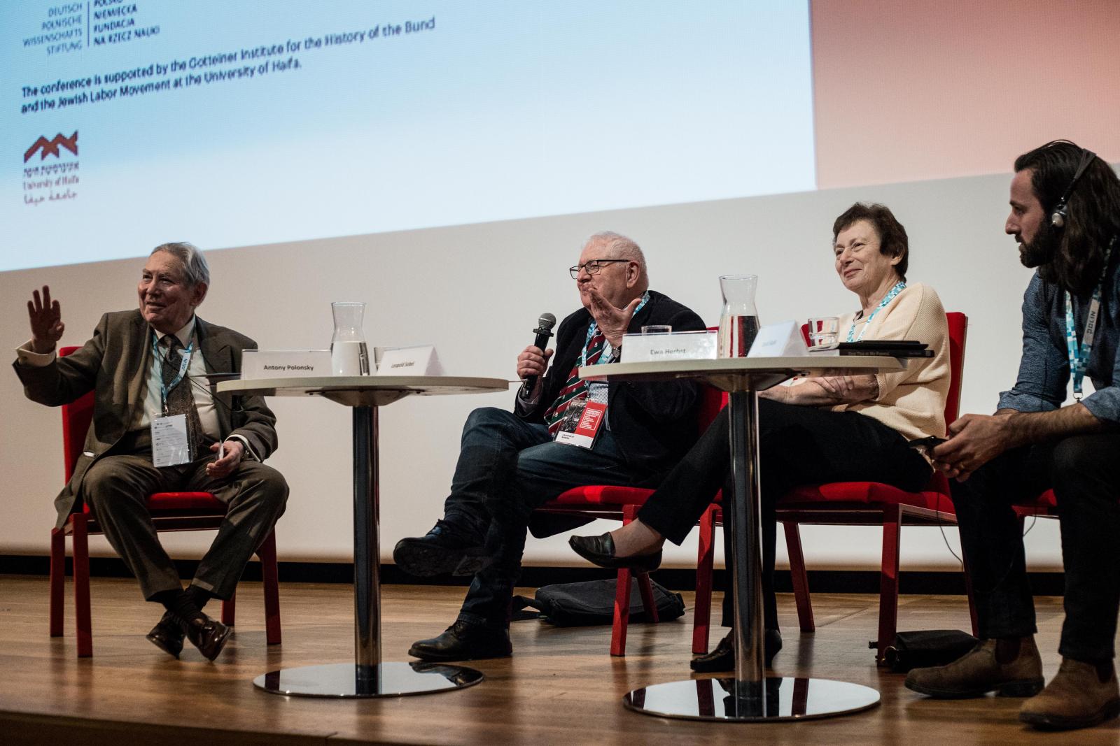 Na scenie siedzą od lewej: prof. Antony Polonsky, Leopold Soble, Ewa Herbst, David Slucki