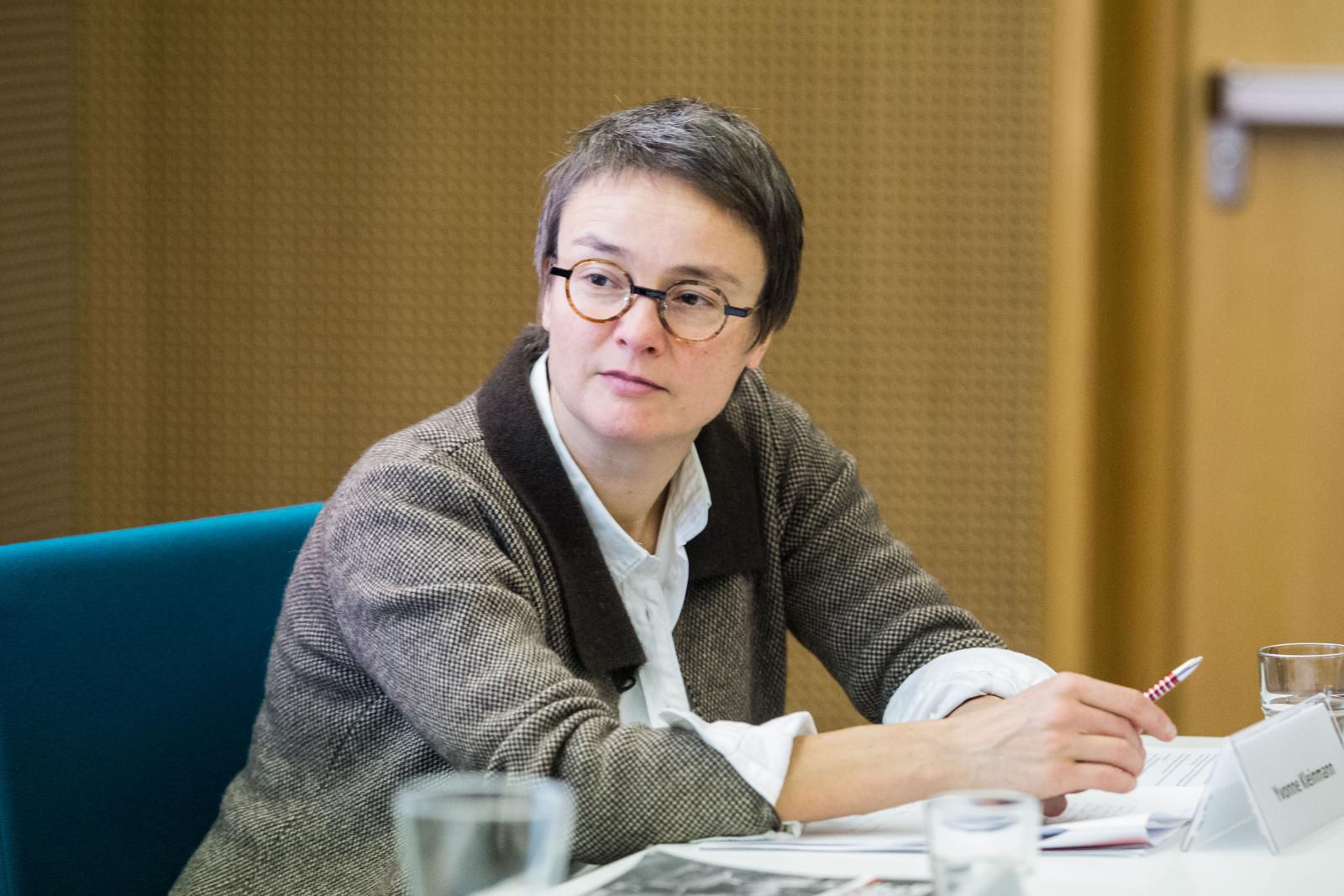 Przy stole siedzi prof. Yvonne Kleinmann, dyrektorka Centrum Studiów Polonoznawczych im. Aleksandra Brücknera