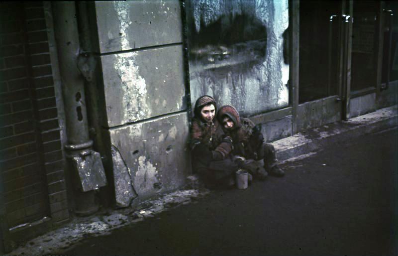 Dwoje żydowskich dzieci na ulicy. Zdjęcie archiwalne.
