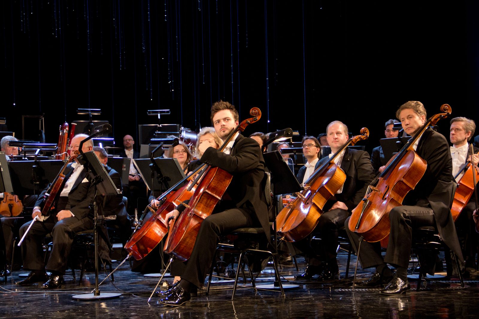 Orkiestra na scenie Teatru Wielkiego-Opery Narodowej.