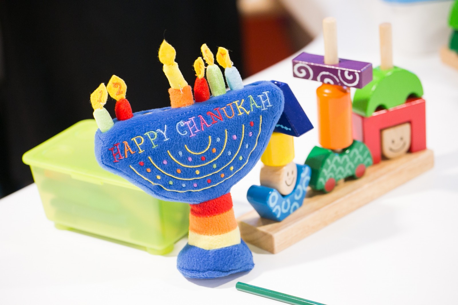 Świecznik zabawka z napisem happy Chanukkah.