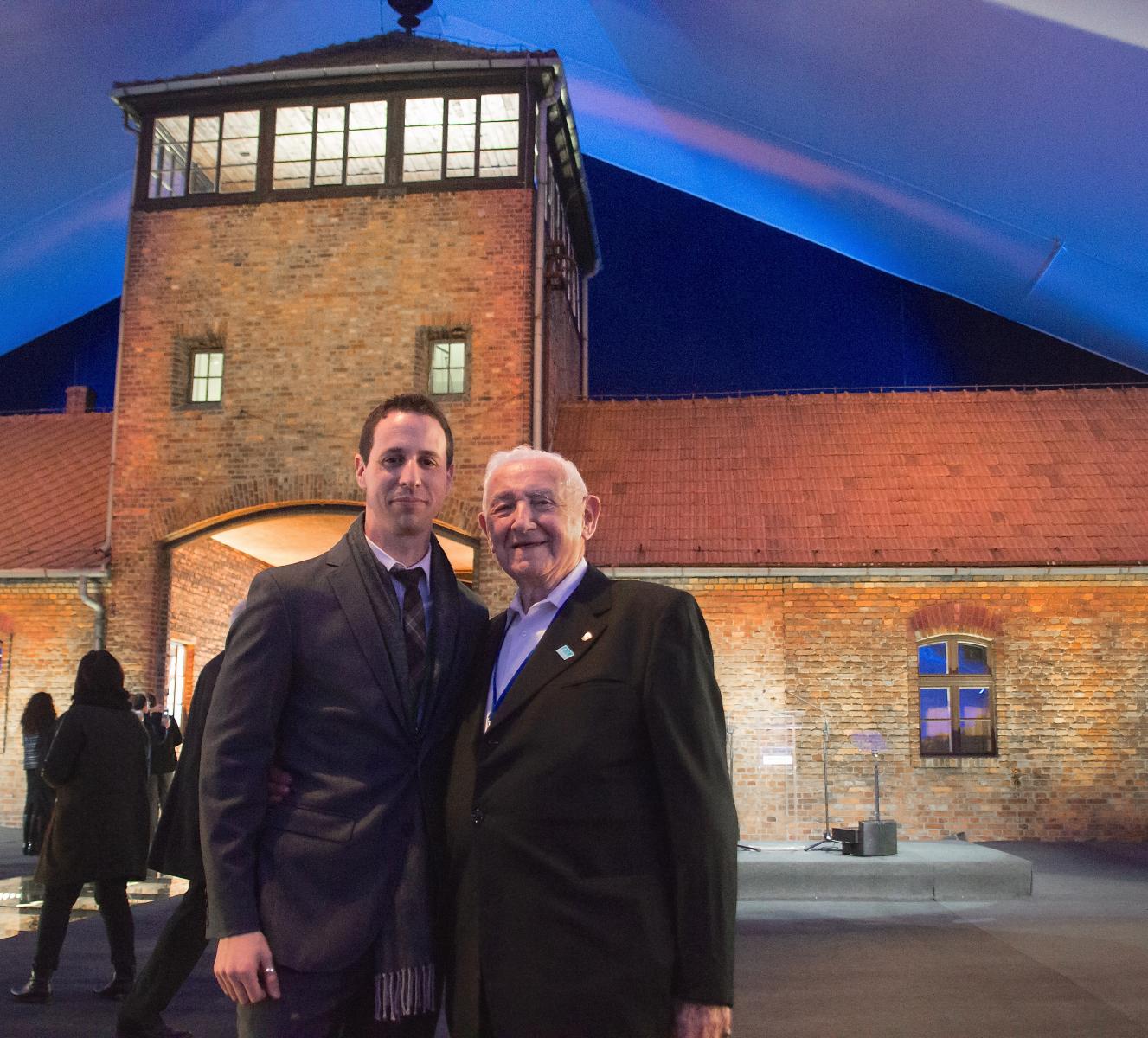 David Wiśnia z wnukiem Avim Wisnią przed bramą obozu śmierci Auschwitz-Birkenau