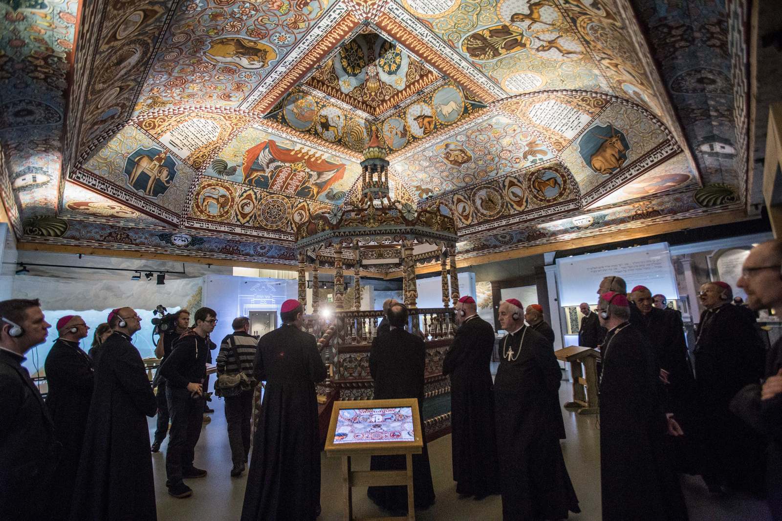 Grupa księży zwiedza wystawę stałą w Muzeum POLIN.