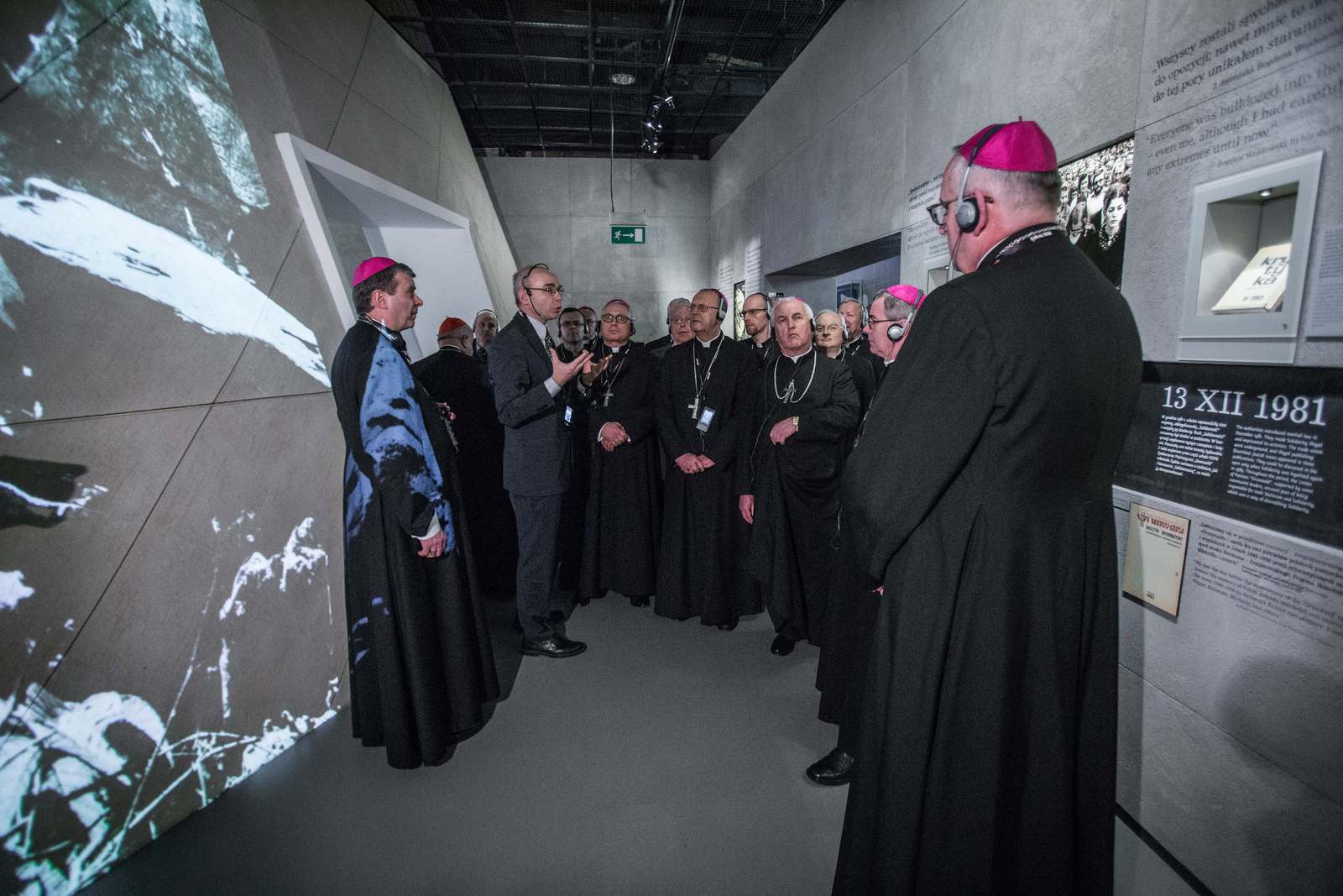 Grupa księży zwiedza wystawę stałą w Muzeum POLIN.