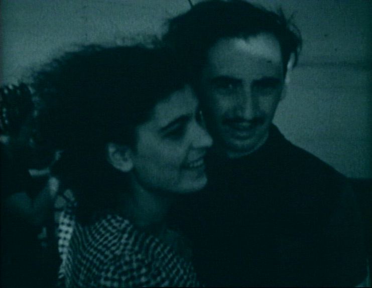Kadr z filmu "Exodus przez Dunaj". Kobieta i mężczyzna przytuleni.