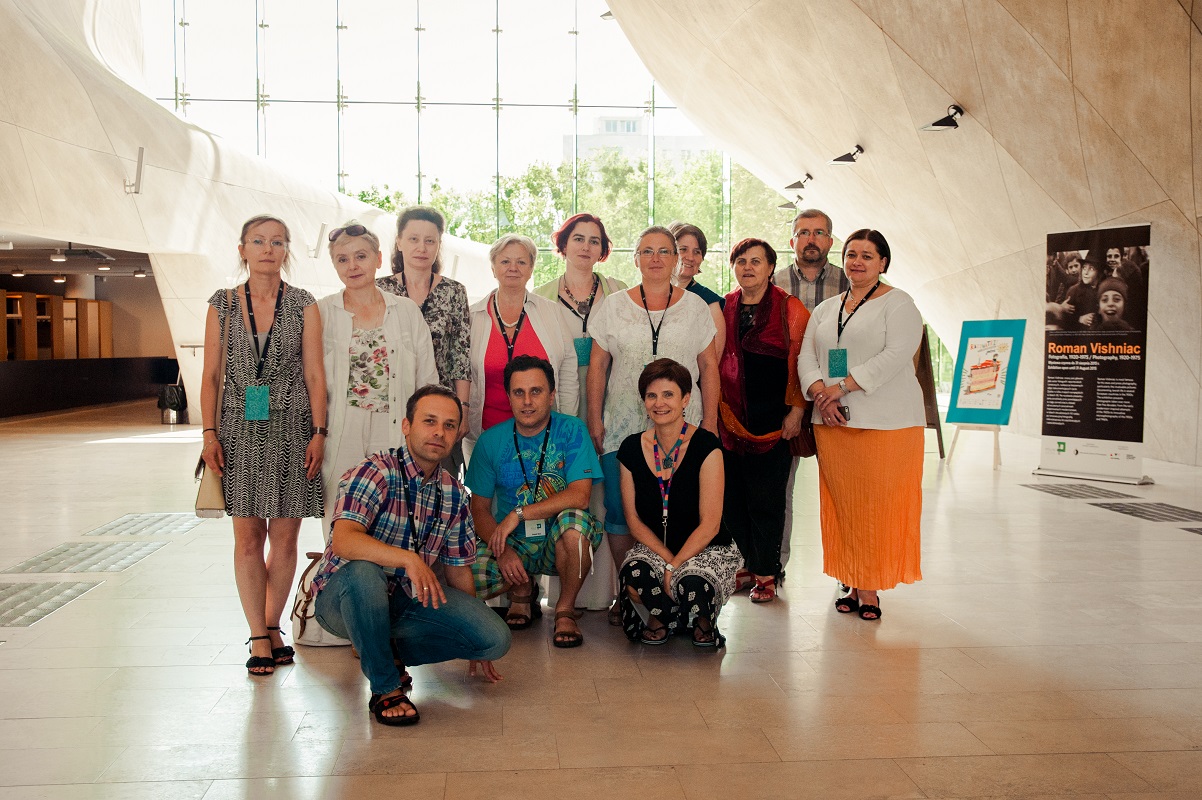 Zdjęcie grupy osób w holu Muzeum POLIN.