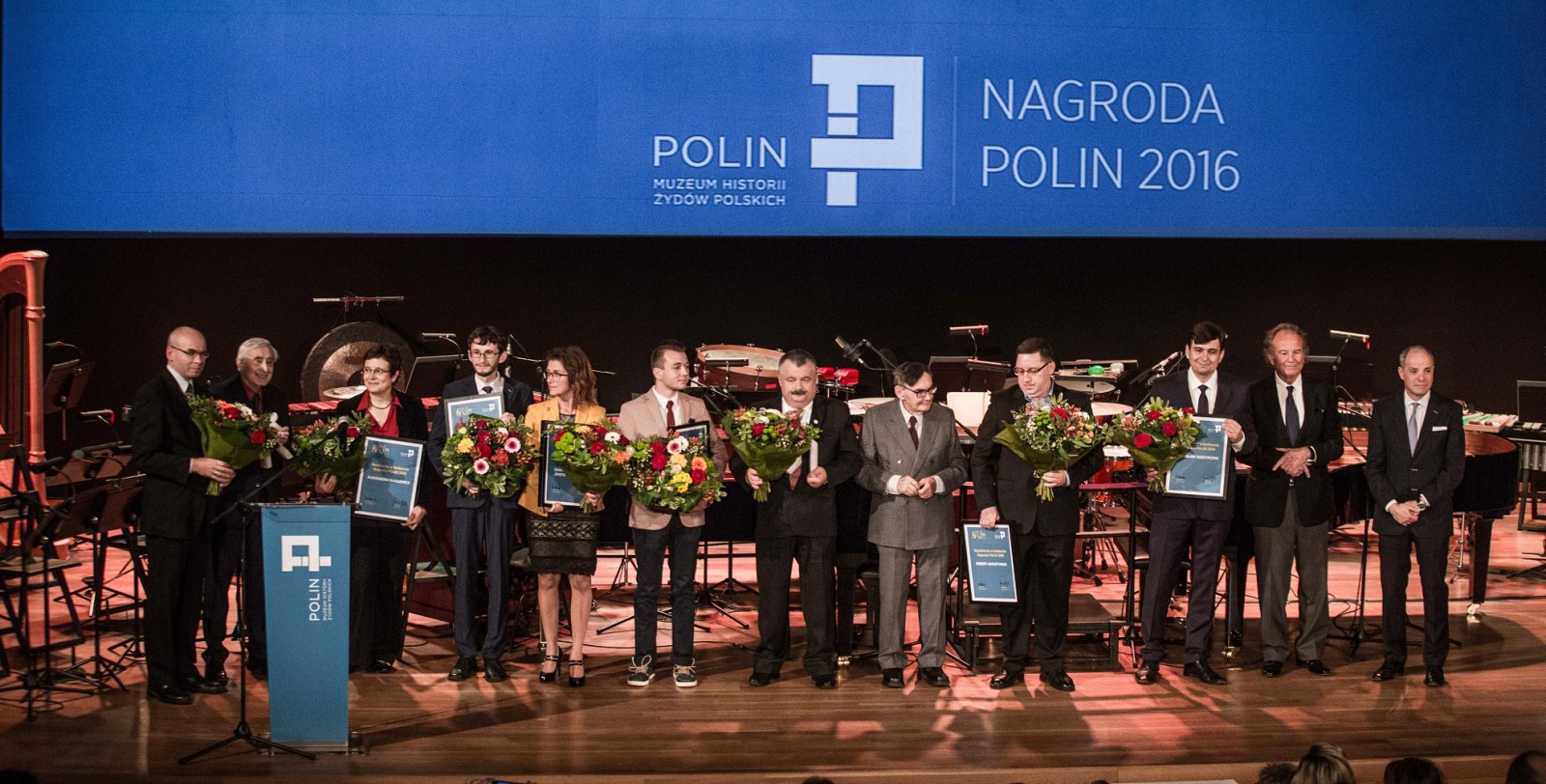 Laureaci i nominowani do Nagrody POLIN 2016 stoją na scenie.
