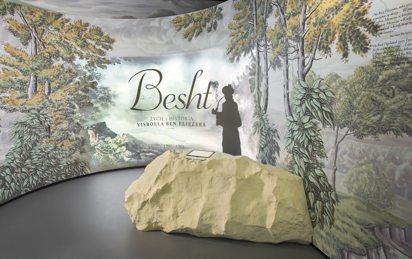 Galeria Miasteczko na wystawie stałej w Muzeum POLIN. Na ścianie malowidło: Besht. Życie i historia Yisroela Eliezera.