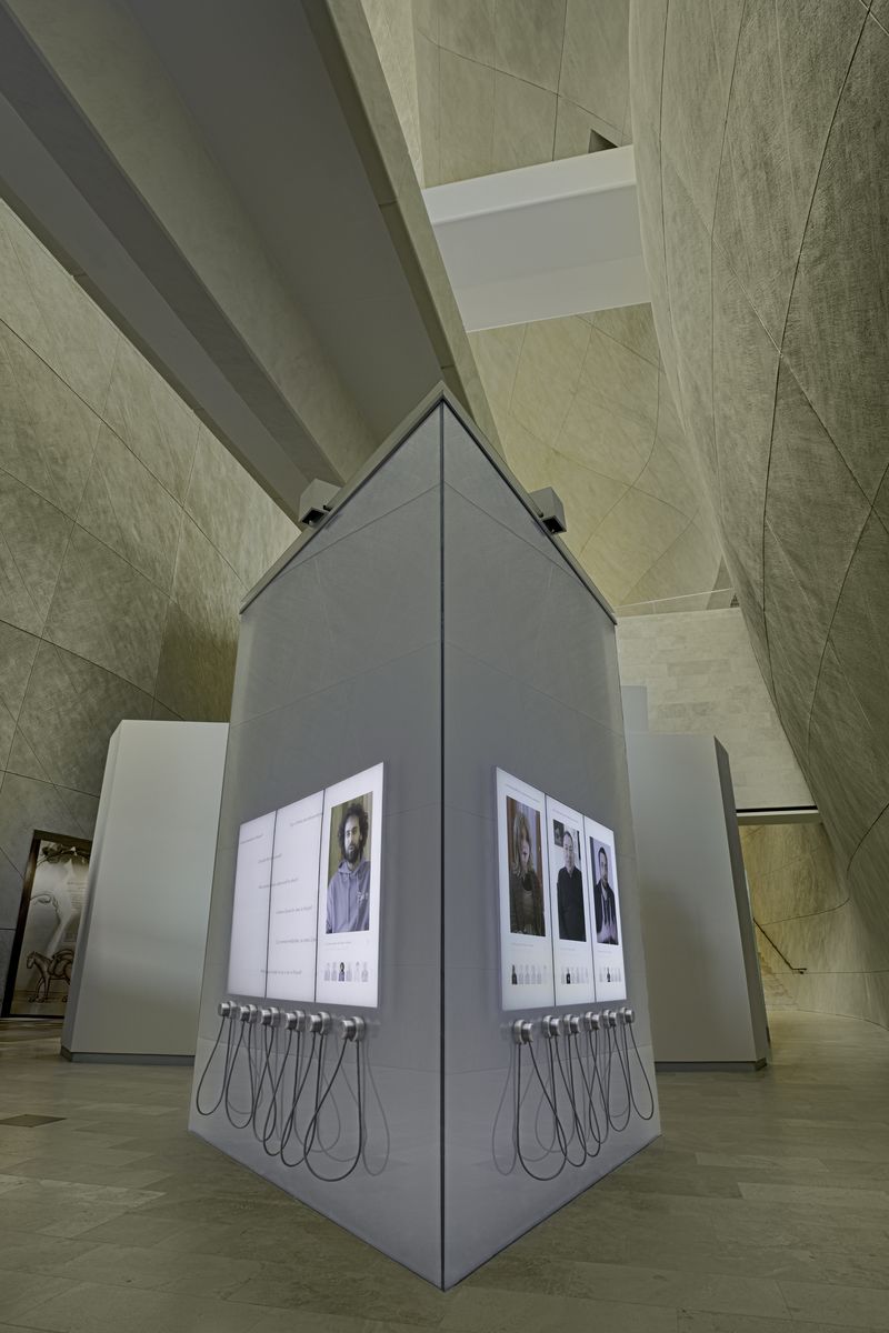 Galeria "Powojnie" na wystawie stałej. Instalacja ze zdjęciami i nagraniami dotyczącymi czasów współczesnych.
