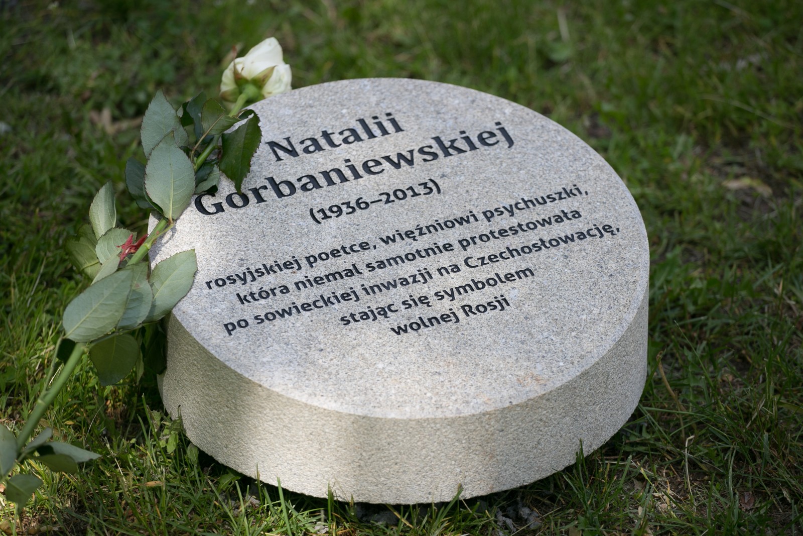 Kamień odsłonięty ku czci Natalii Gorbaniewskiej.