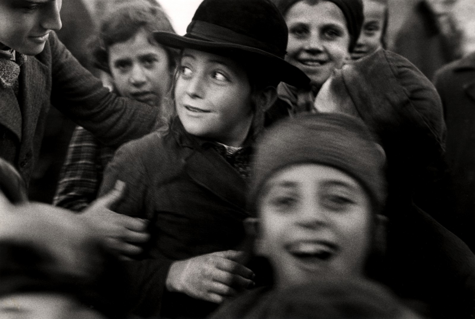 Grupa dzieci żydowskich.