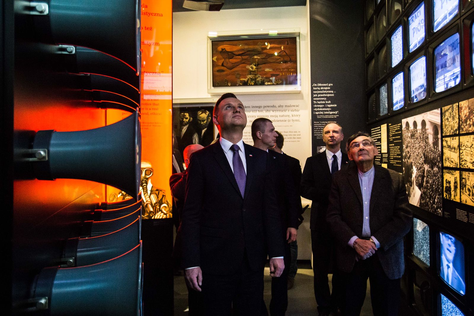 Prezydent Polski Andrzej Duda zwiedza wystawę stałą w muzeum Polin. Towarzyszy mu Marian Turski. 	 