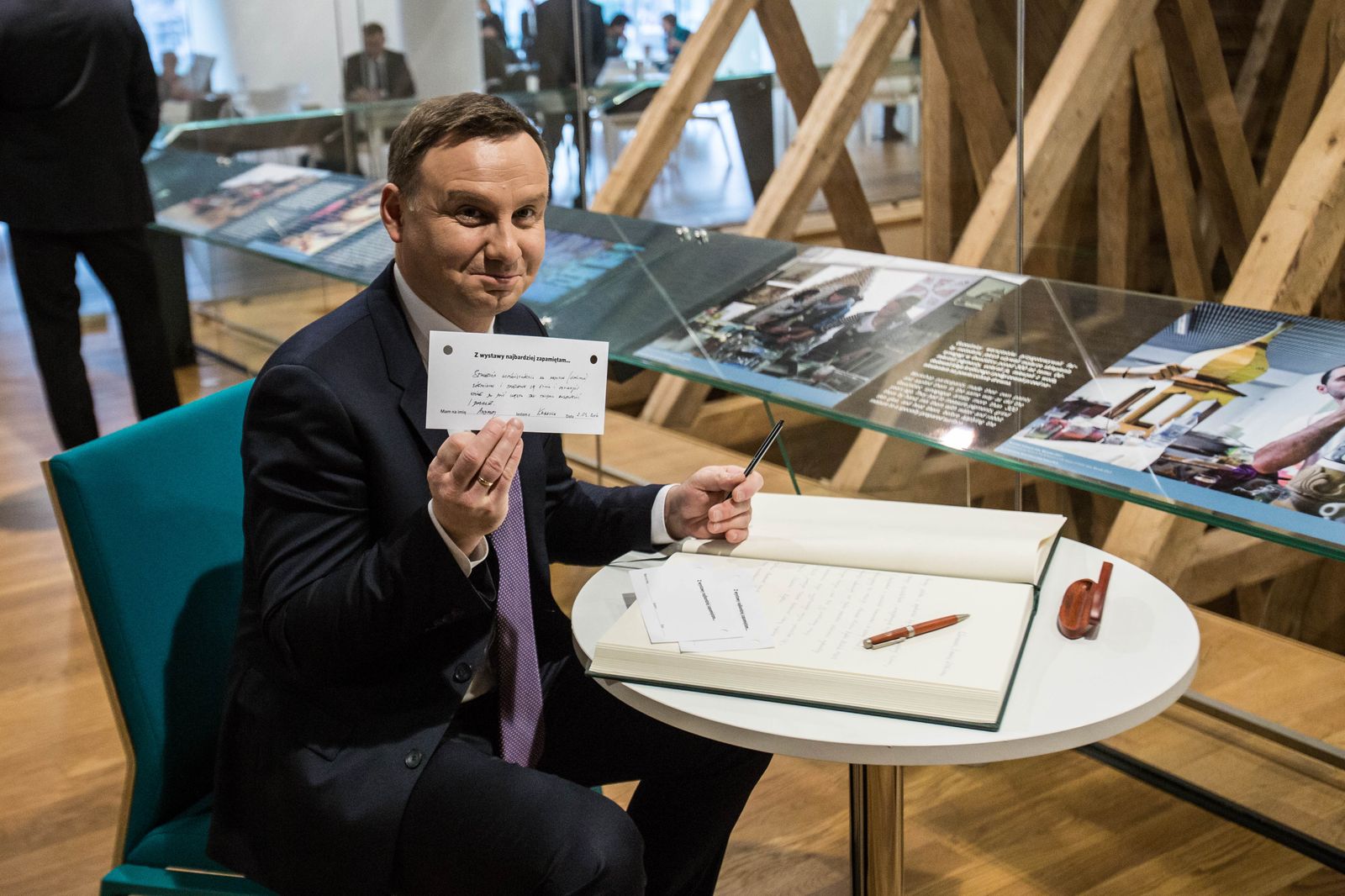 Prezydent Andrzej Duda dokonuje wpisu w księdze pamiątkowej w Muzeum POLIN
