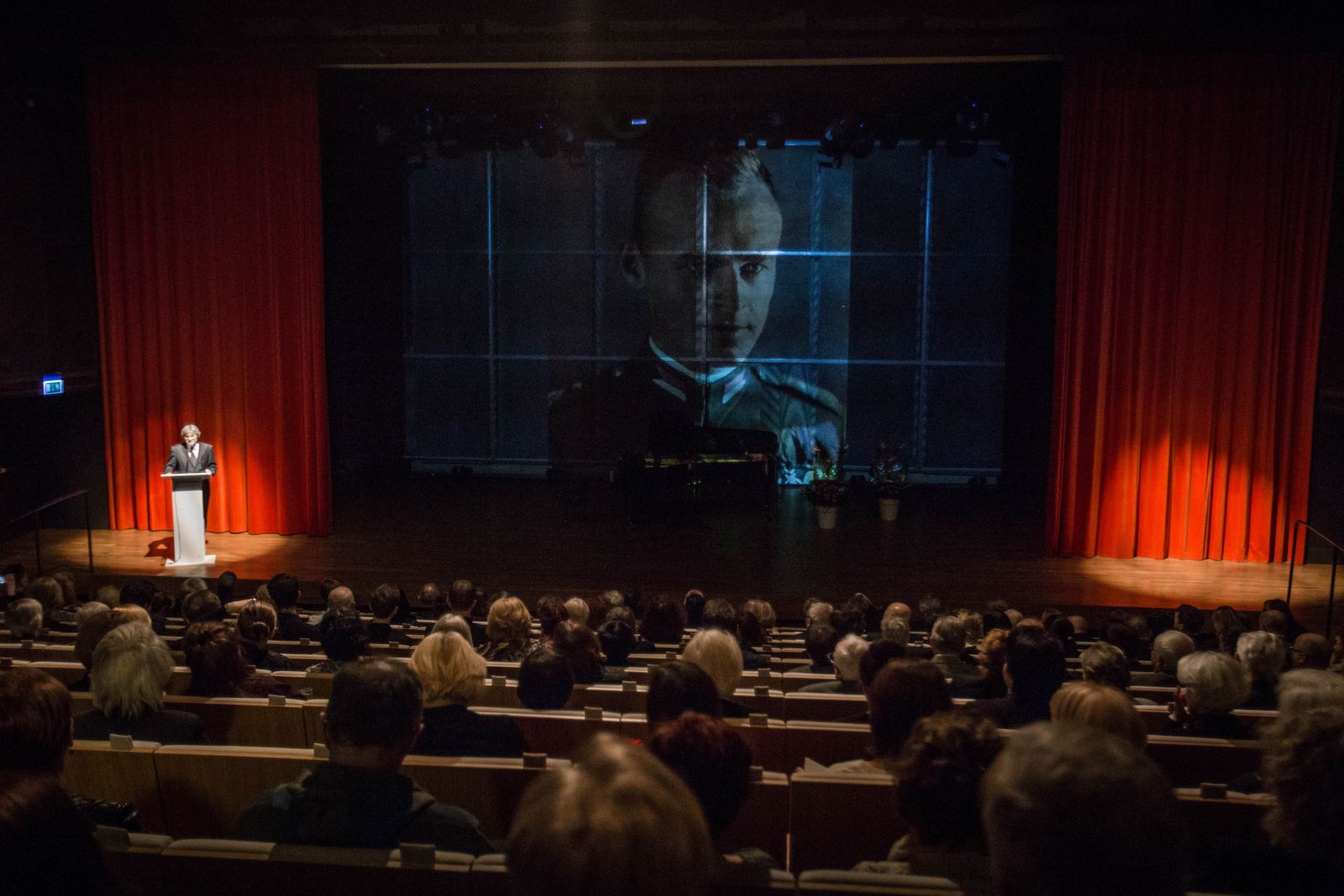 Gala w muzeum Polin z okazji rozdania nagród Sprawiedliwi wśród Narodów Świata w 2016 r. Sala widowiskowa. Na ekranie wyświetlone jest zdjęcie rotmistrza Witolda Pileckiego.    