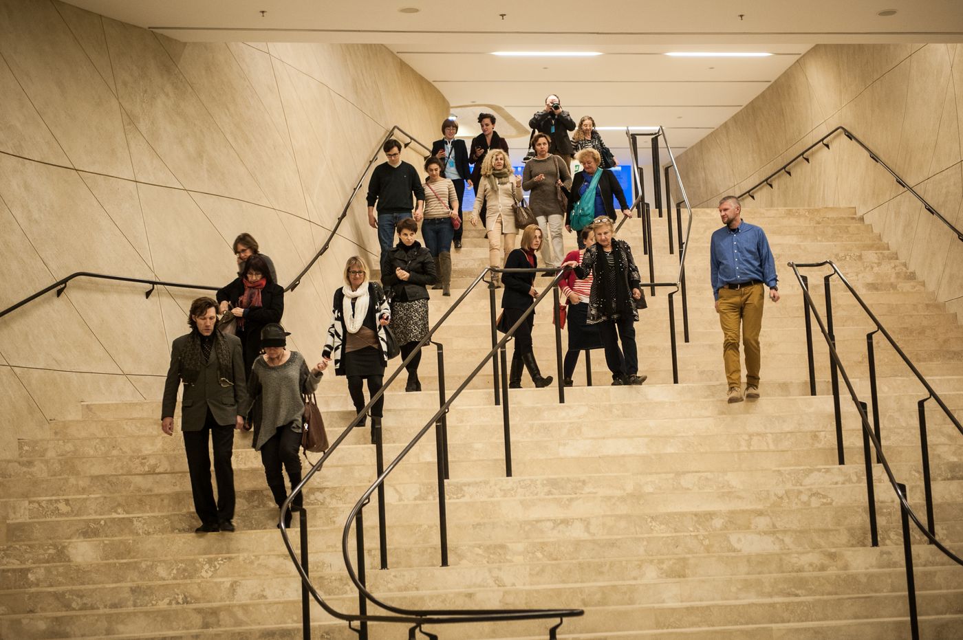 Grupa osób na schodach prowadzących do galerii Las w Muzeum POLIN.
