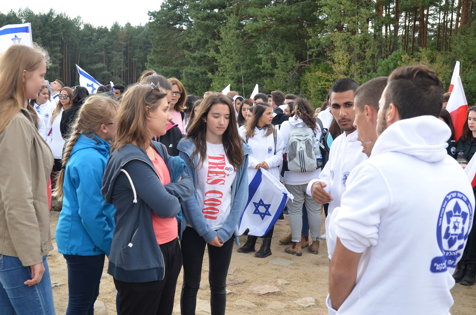 Jesteśmy razem - pamięci ofiar pomordowanych w Treblince. Grupa młodzieży rozmawia.
