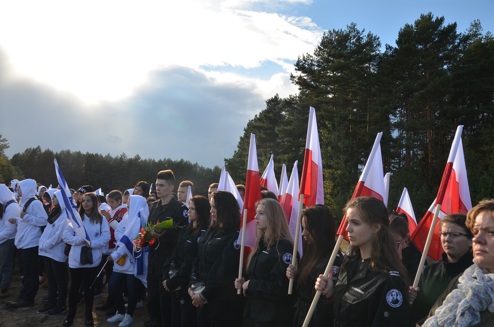 Jesteśmy razem - pamięci ofiar pomordowanych w Treblince. Delegacje z polskimi i izraelskim flagami.