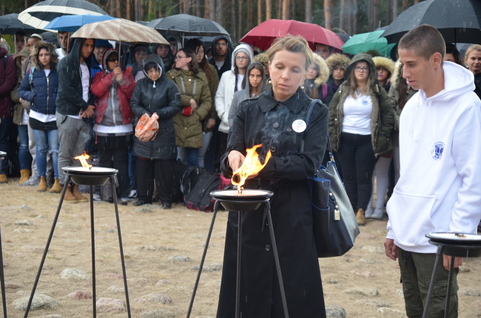 Jesteśmy razem - pamięci ofiar pomordowanych w Treblince. Jolanta Gumula zapala świecę.
