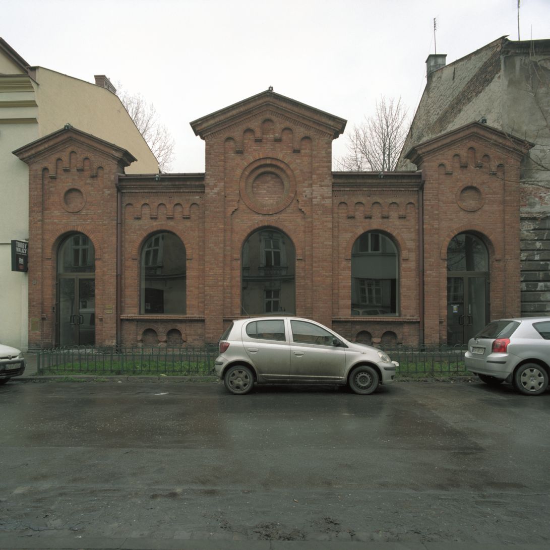 Murowany zabytkowy budynek w Krakowie.