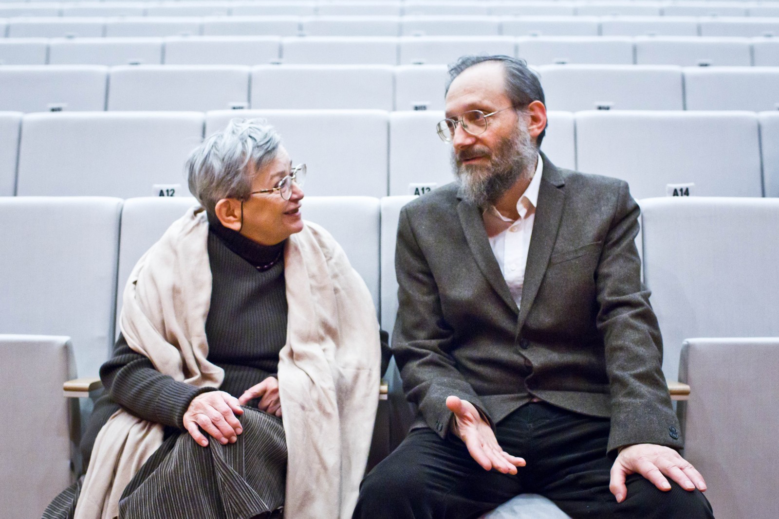 Kobieta i mężczyzna rozmawiają ze sobą podczas panelu dyskusyjnego "Uwierzyć w muzeum".