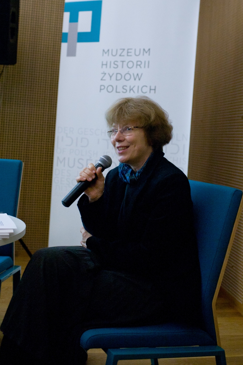 Kobieta mówi przez mikrofon podczas konferencji "Nowe muzea, nowe kolekcje" w 2013 r.