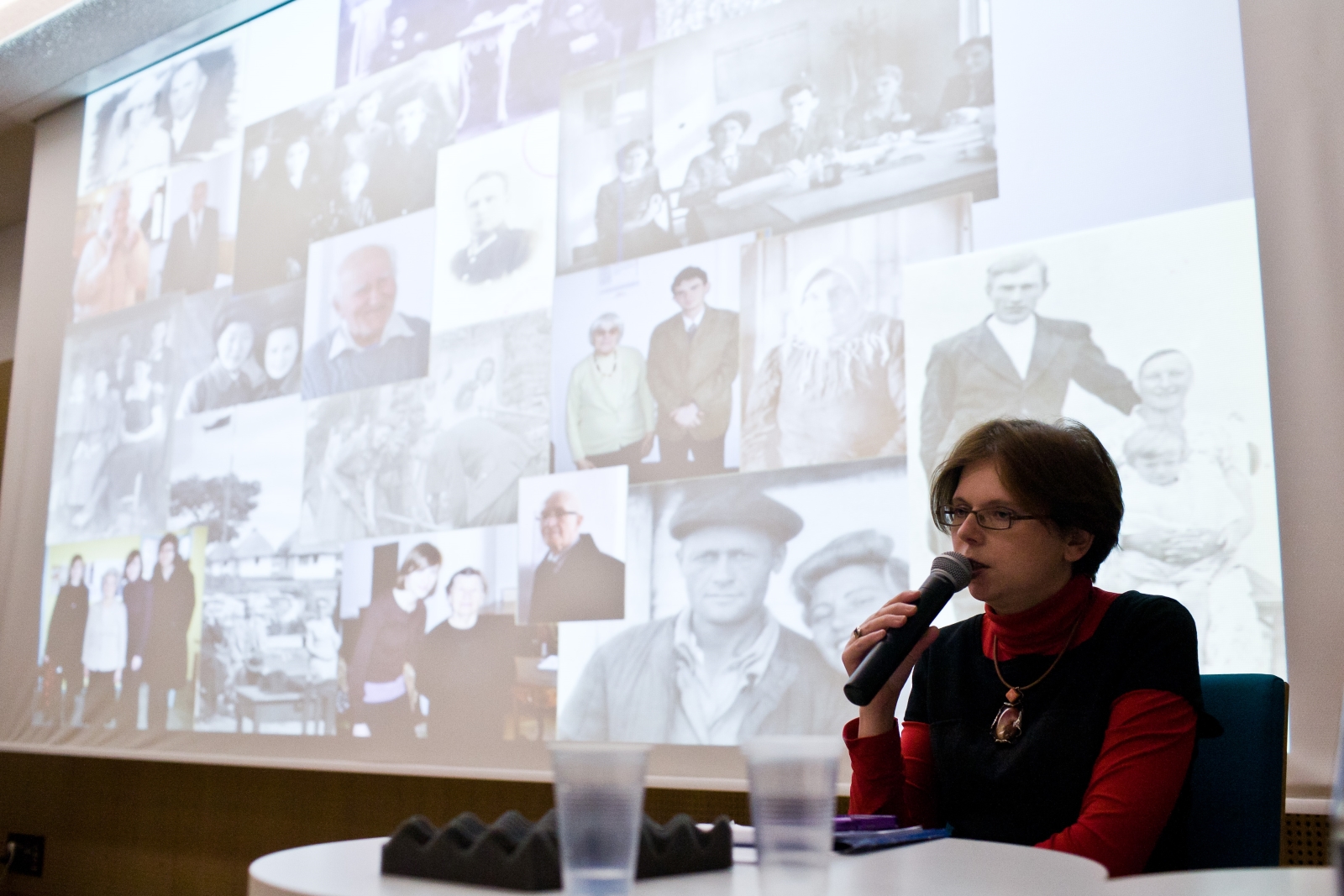 Kobieta prowadzi wykład podczas konferencji "Nowe muzea, nowe kolekcje".