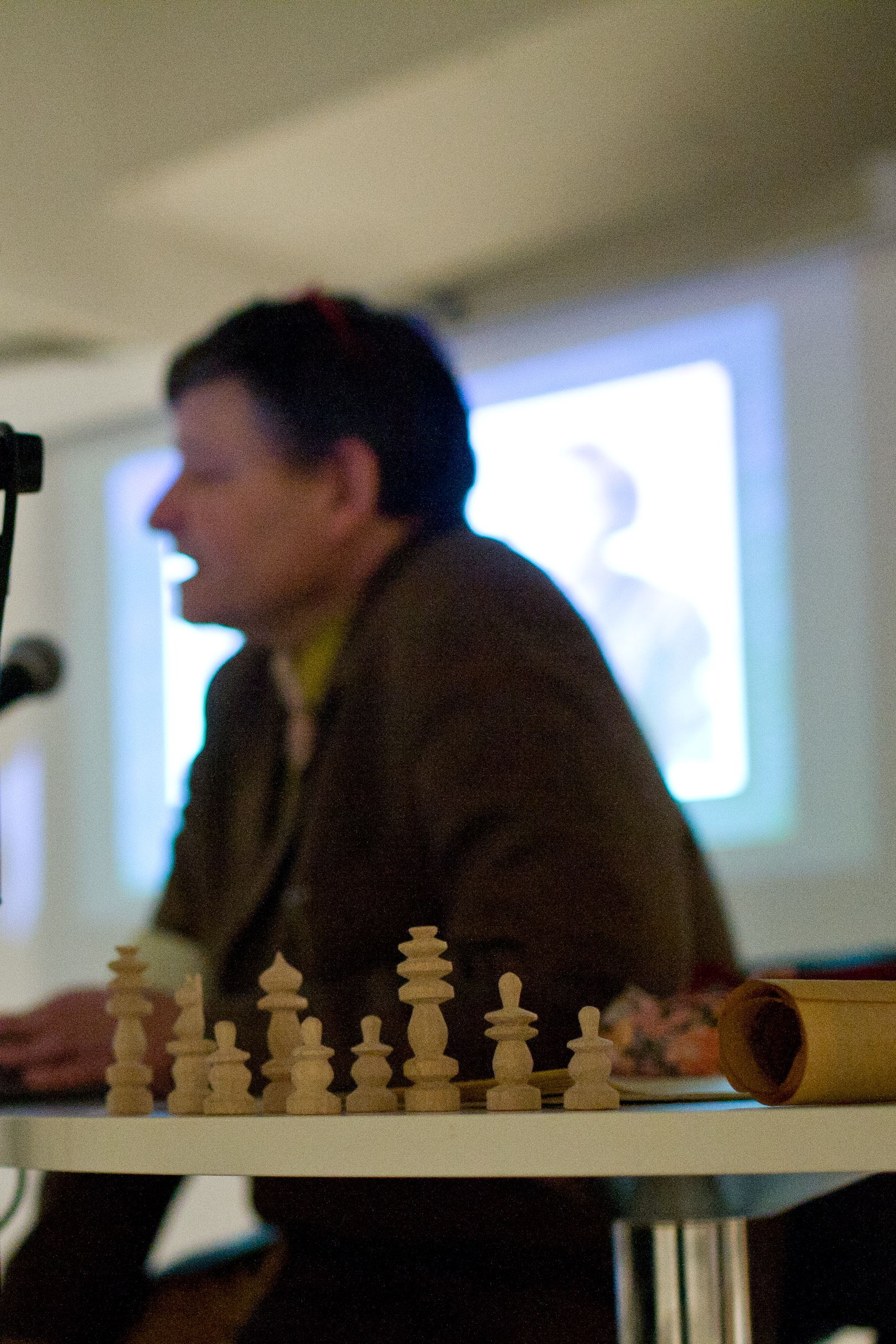 Tomasz Najder przy szachownicy.