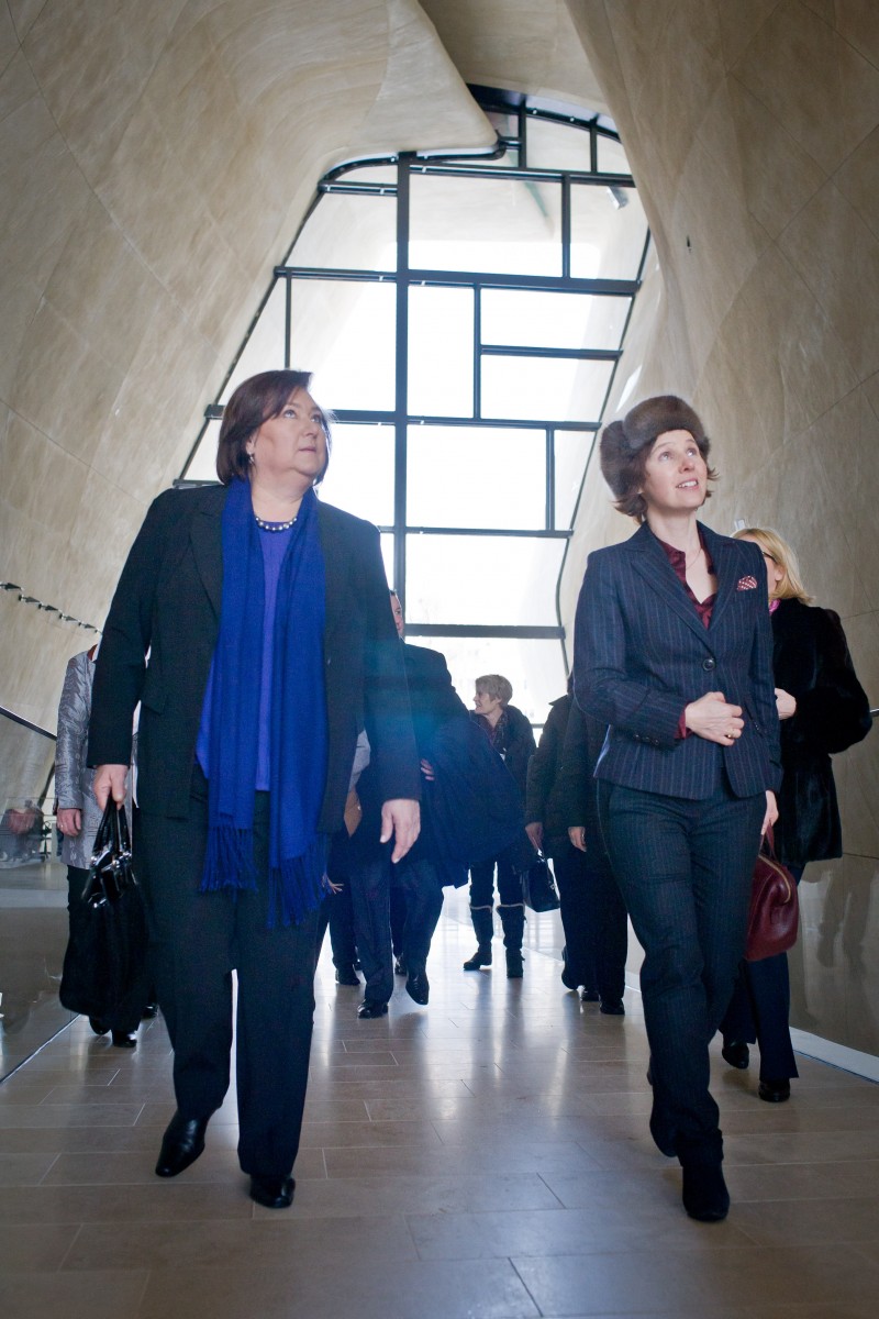 Małżonka prezydenta RP oraz małżonka prezydenta Szwajcarii idą korytarzem muzeum.