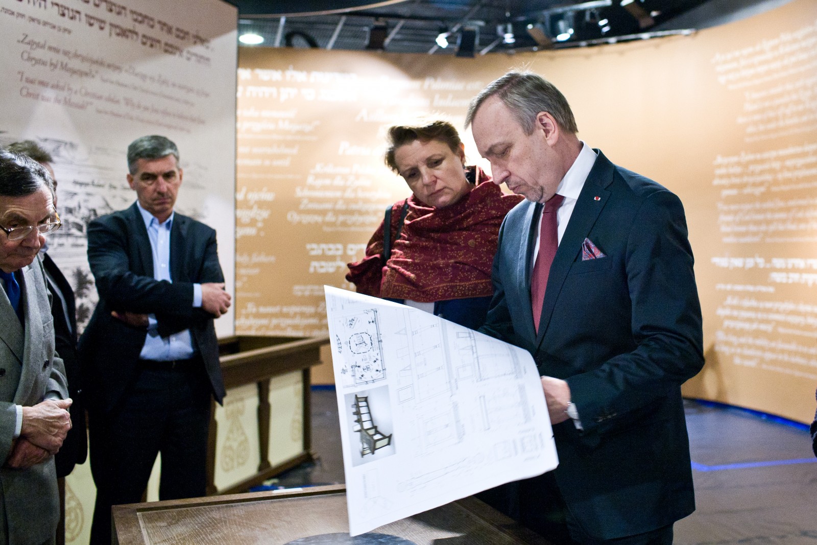 Bogdan Zdrojewski z delegacją zwiedza wystawę stałą w Muzeum POLIN.